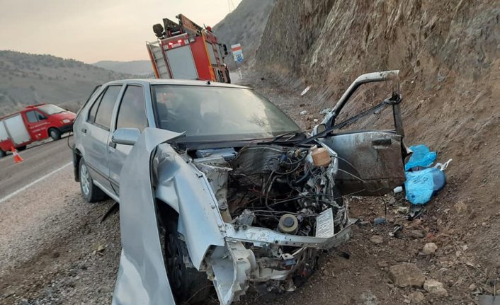 Tokat'ta otomobil kayalıklara çarptı: 1 ölü, 4 yaralı