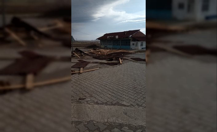 Tokat'ta şiddetli rüzgar çatıları uçurdu