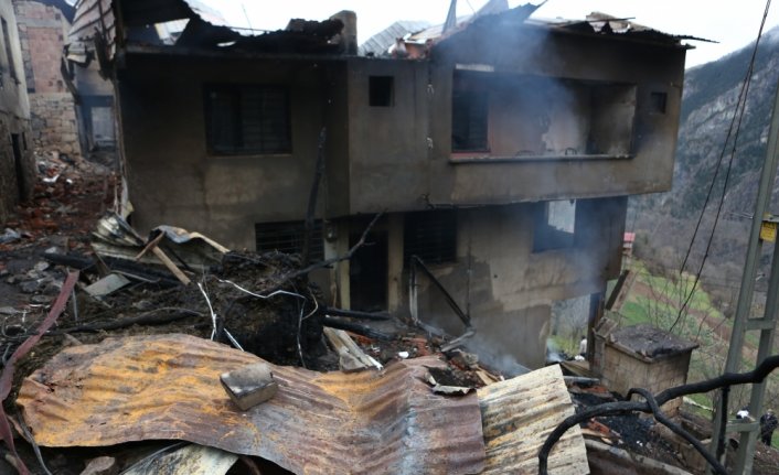 Trabzon'da 7 bina ve 2 samanlığın hasar gördüğü yangınla ilgili çalışmalar sürüyor