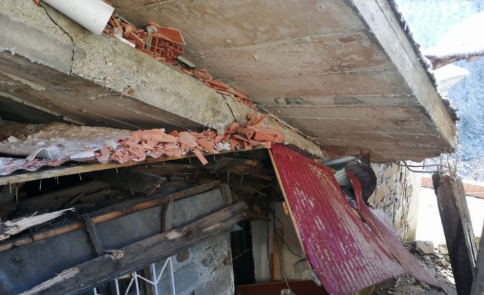 Trabzon'da kar nedeniyle oluşan heyelanda 2 ev zarar gördü