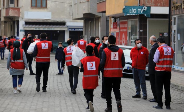 Trabzon'da sokağa çıkma kısıtlamasında vatandaşlara yardım eli