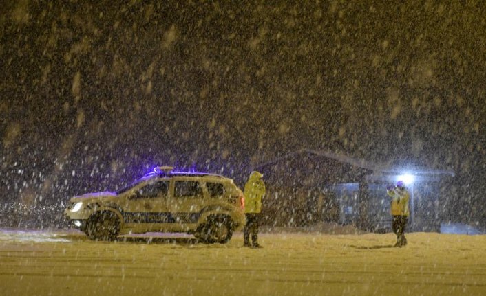 Zigana Dağı Geçidi'nde kar yağışı nedeniyle zincirsiz ve ağır tonajlı araçların geçişine izin verilmiyor