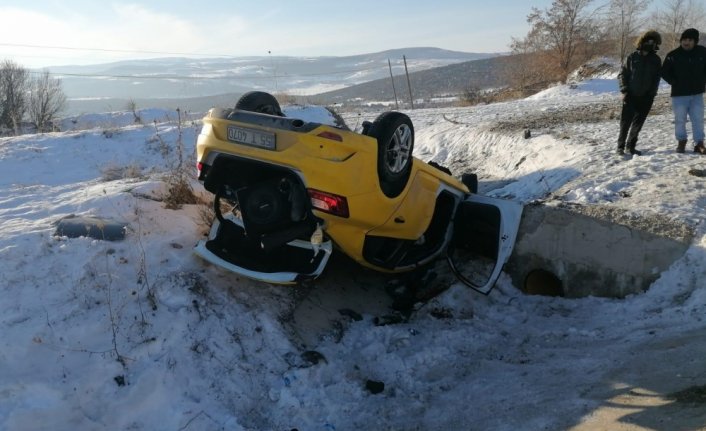 Amasya'da taksi şarampole devrildi: 1 ölü, 2 yaralı