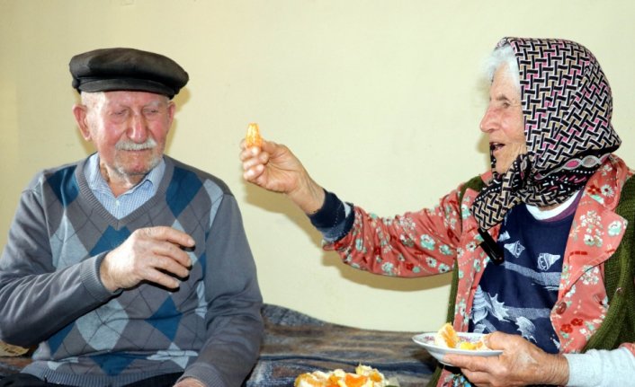 Amasyalı çift birbirlerine saygı ve sevgileriyle evliliklerinde 61 yılı geride bıraktı