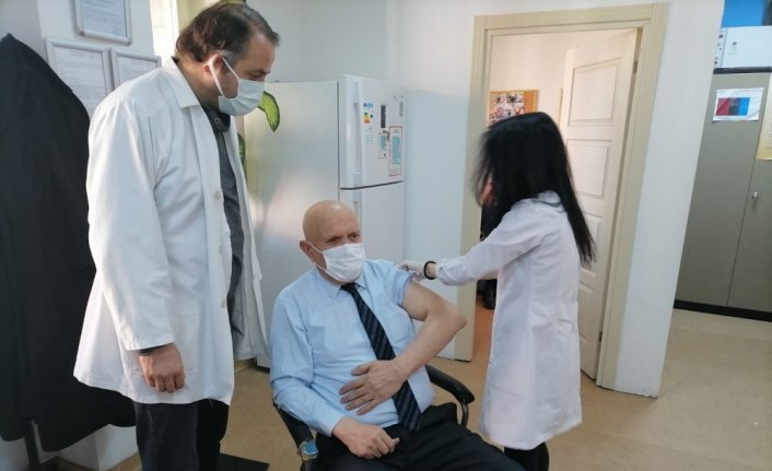 Bayburt Belediye Başkanı Hükmü Pekmezci Kovid-19 aşısının ilk dozunu yaptırdı