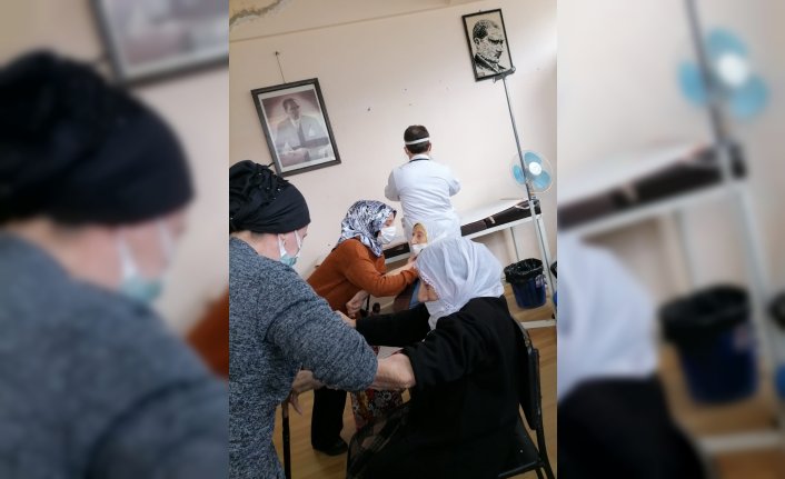 Birbirlerine bağlılıklarıyla tanınan nineler Kovid-19 aşısı oldu