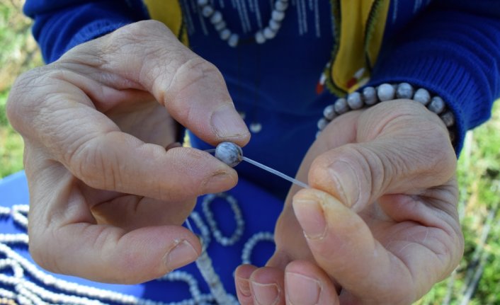 Bitki taneleri usta ellerde takı ve tespihe dönüşüyor
