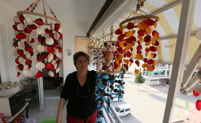 Deniz kabuklarından yaptığı rüzgar çanları 