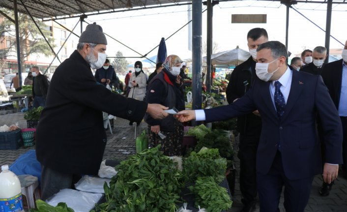 Düzce Valisi Atay pazar yerinde koronavirüs tedbirlerini denetledi: