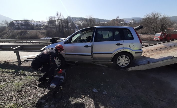 Karabük'te bariyere saplanan otomobilin sürücüsü yaralandı