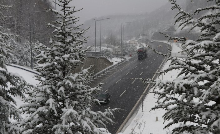 Karayolları ekipleri, Bolu Dağı'nda yoğun kar yağışına karşı teyakkuzda