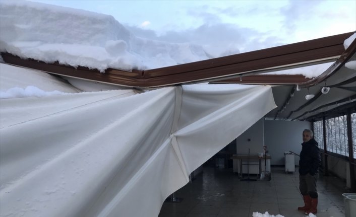 Kastamonu'da kar nedeniyle bir restoranın çatısı çöktü, bazı köylere elektrik verilemiyor
