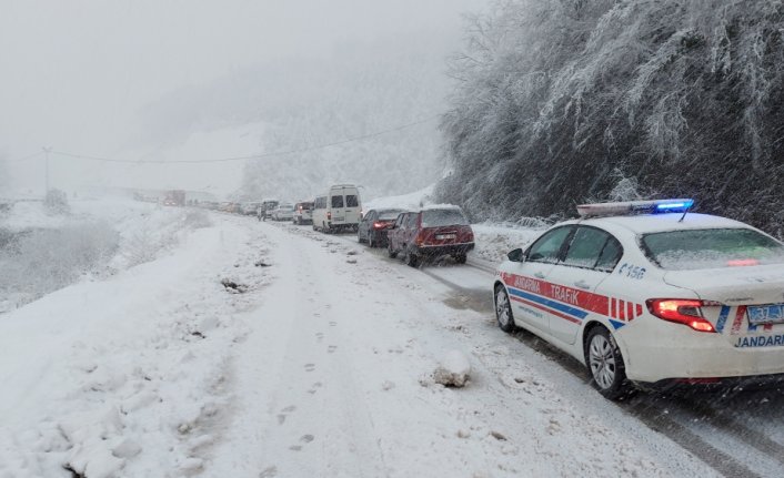 Kastamonu'da kar ulaşımda aksamaya neden oldu