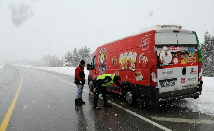 Kavak'ta jandarmadan kış lastiği denetimi