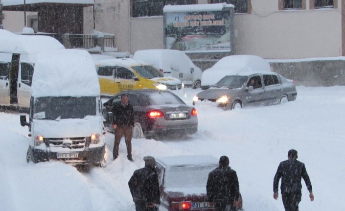 Kavak'ta kar yağışı etkili oluyor