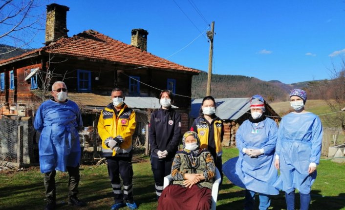 Mobil aşı ekipleri köylerde yaşlıların hayır duasıyla karşılanıyor