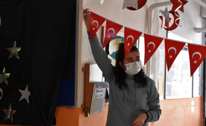 Okullarını öğrencilere bayram havasında hazırladılar