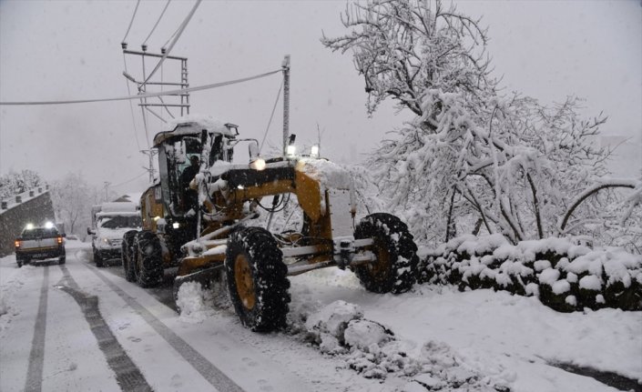 Ordu ile Giresun'da kar yağışı ulaşım ve enerji hizmetlerinde aksamalara yol açtı