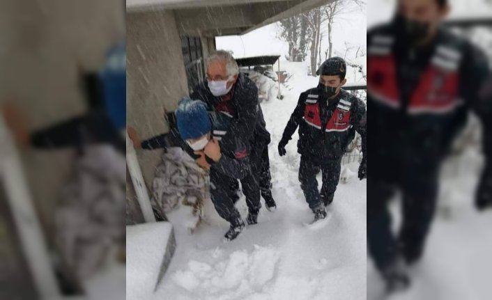 Ordu'da yardıma koşan jandarma, evinden çıkamayan yaşlı hastayı sırtında ambulansa taşıdı