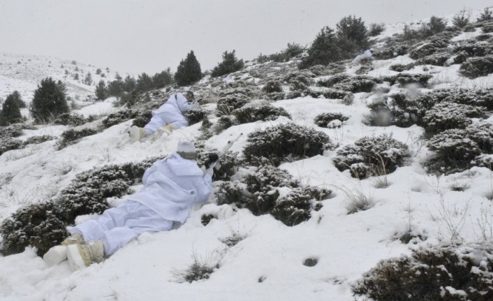 PÖH'ler Doğu Karadeniz'in karla kaplı dağlarında vatan nöbetinde
