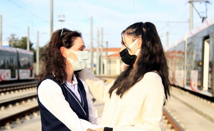 Raylar üzerinde bayılan genç kız 