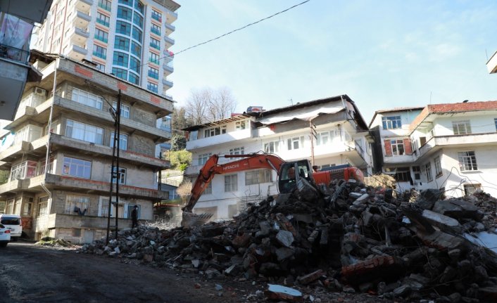 Rize'de riskli 5 binanın kontrollü yıkımına başlandı