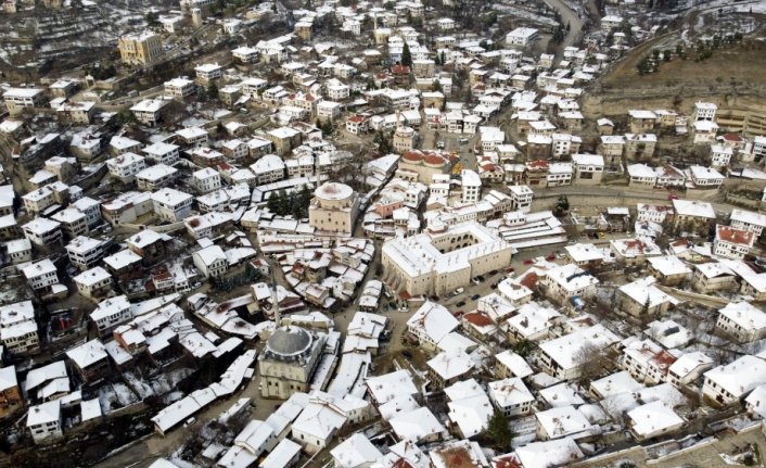 Safranbolu'nun tarihi konakları karla beyaza büründü