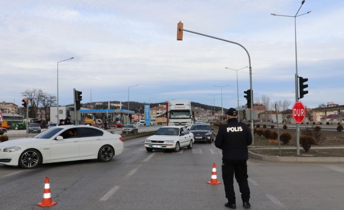 Samsun'da devrilen buğday yüklü tırın sürücüsü yaralandı