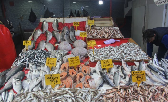 Samsun'da hamsi tezgahlarda kilogramı 20 liradan satılıyor