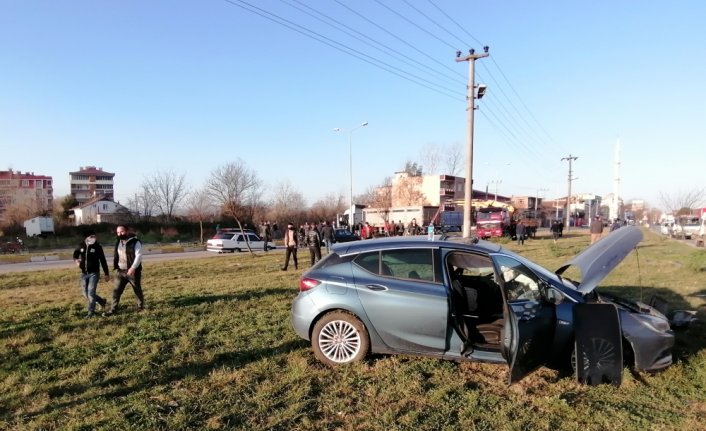 Samsun'da iki otomobile çarpan tır su kanalına düştü: 4 yaralı