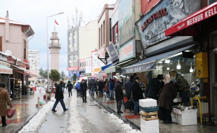 Samsun'da kar yağışının ardından vatandaşların hamsiye talebi arttı