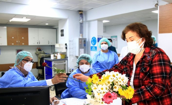 Samsun'da Kovid-19'u yenen hasta sağlık çalışanlarına çiçek dağıttı