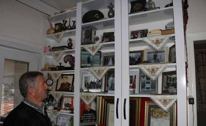 Şehit Uzman Çavuş Sarpkaya'nın babası, oğlunun hatıralarını evinde oluşturduğu köşede yaşatıyor