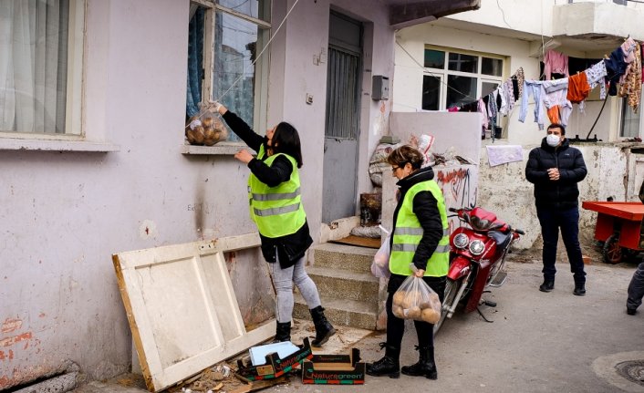 Sinop Belediyesi ihtiyaç sahibi vatandaşlara soğan ve patates dağıttı