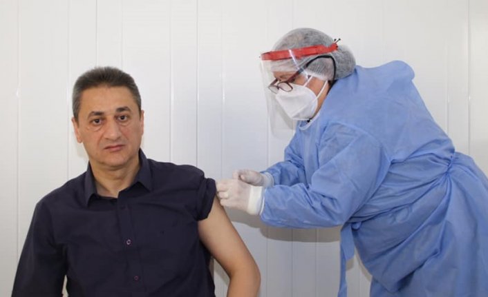 Sinop Valisi Karaömeroğlu Kovid-19 aşısının ilk dozunu yaptırdı