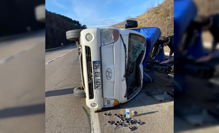 Sinop'ta kamyonet devrildi: 2 yaralı