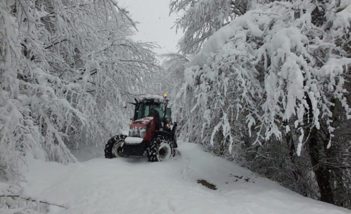 Sinop'ta köylüler karla mücadele ekiplerine traktörleriyle destek veriyor