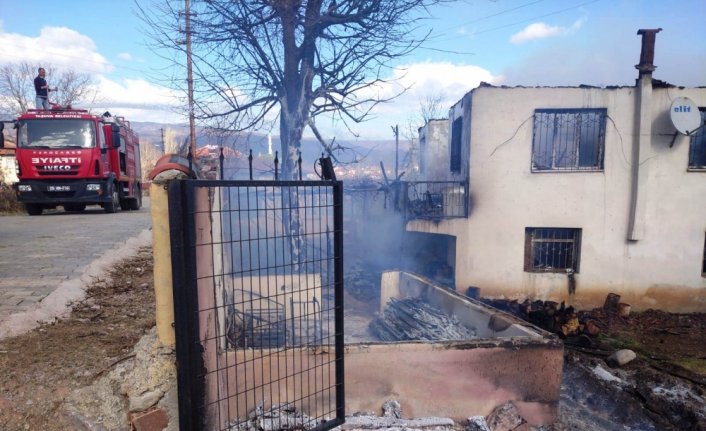Taşova'da yangın çıkan evde hasar oluştu