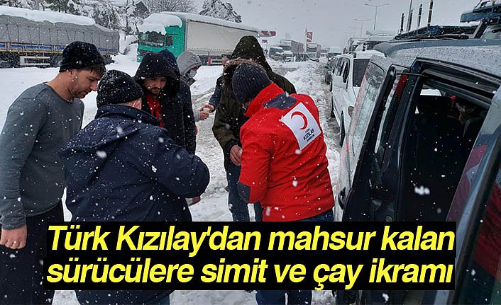 Türk Kızılay'dan mahsur kalan sürücülere simit ve çay ikramı