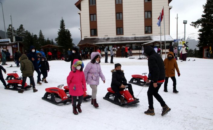 Yetim ve öksüz çocuklar, Ilgaz Dağı Kayak Merkezi'nde gönüllerince eğlendi