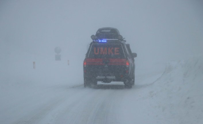 Zonguldak'ta ekipler yolu kardan kapanan mahalledeki hasta için seferber oldu