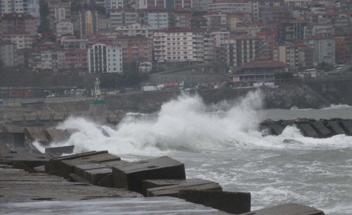 Zonguldak'ta kuvvetli rüzgar nedeniyle dalgalar mendireği aştı