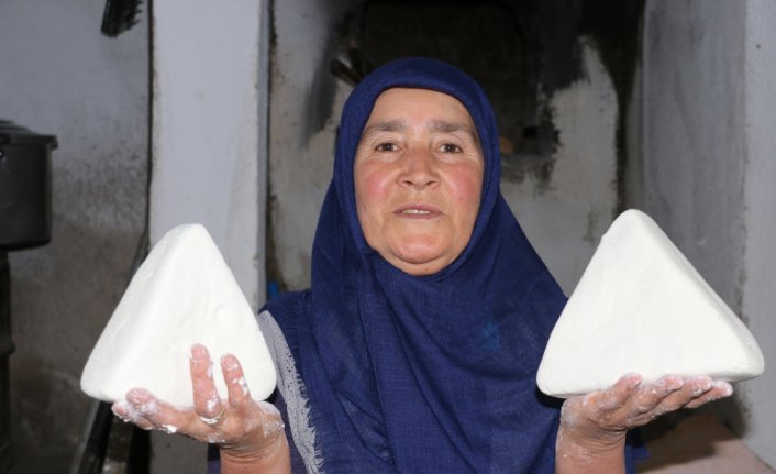 30 yıldır keş peyniri yaparak aile bütçesine katkı sağlıyor