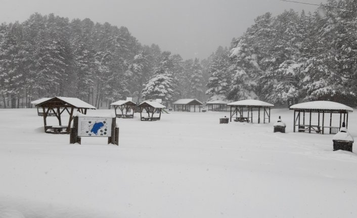 Abant ve Gölcük'te kar kalınlığı 40 santimetreyi geçti