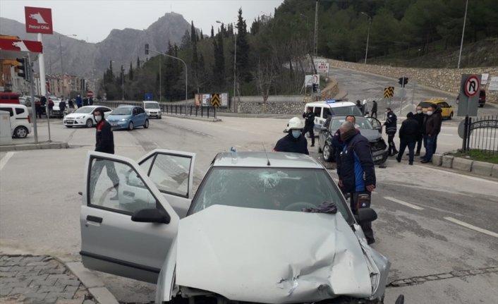Amasya'da iki otomobil çarpıştı: 4 yaralı