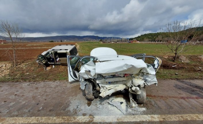 Amasya'da otomobil ile hafif ticari araç çarpıştı: 8 yaralı