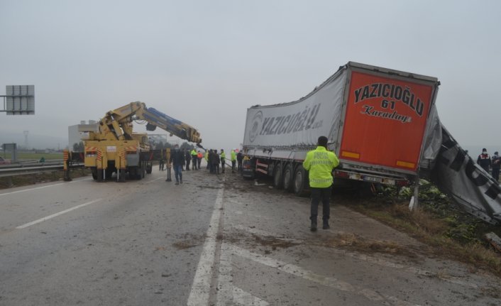 Amasya'da tır devrildi: 2 ölü