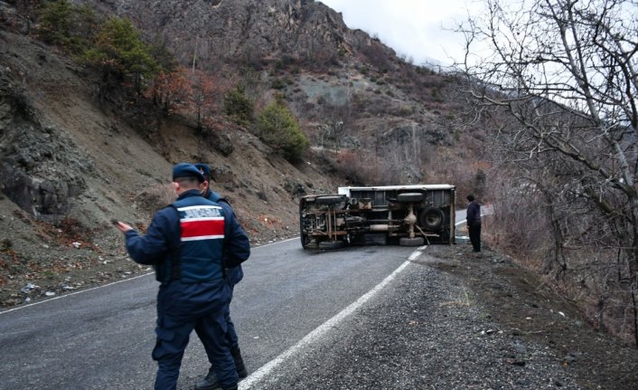 Artvin'de kamyonet devrildi: 2 yaralı