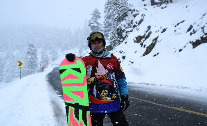 Artvin'deki Sahara Milli Parkı eteklerinde snowboard keyfi