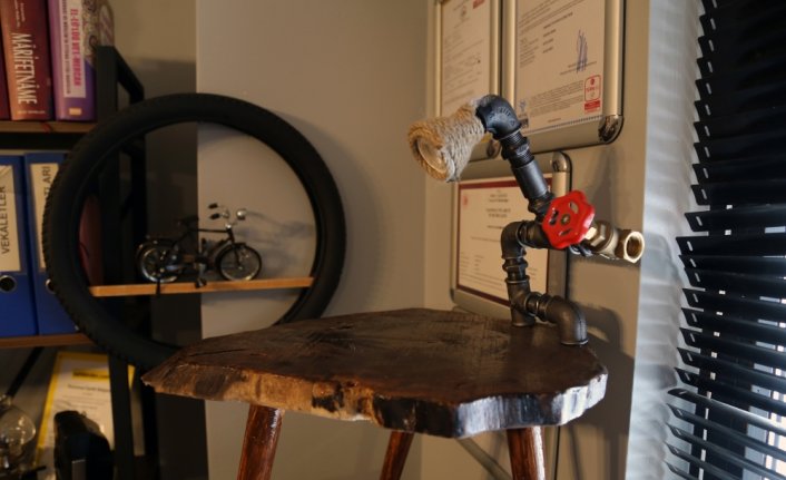 Atık malzemeleri emlak ofisindeki atölyesinde sanat eserine dönüştürüyor